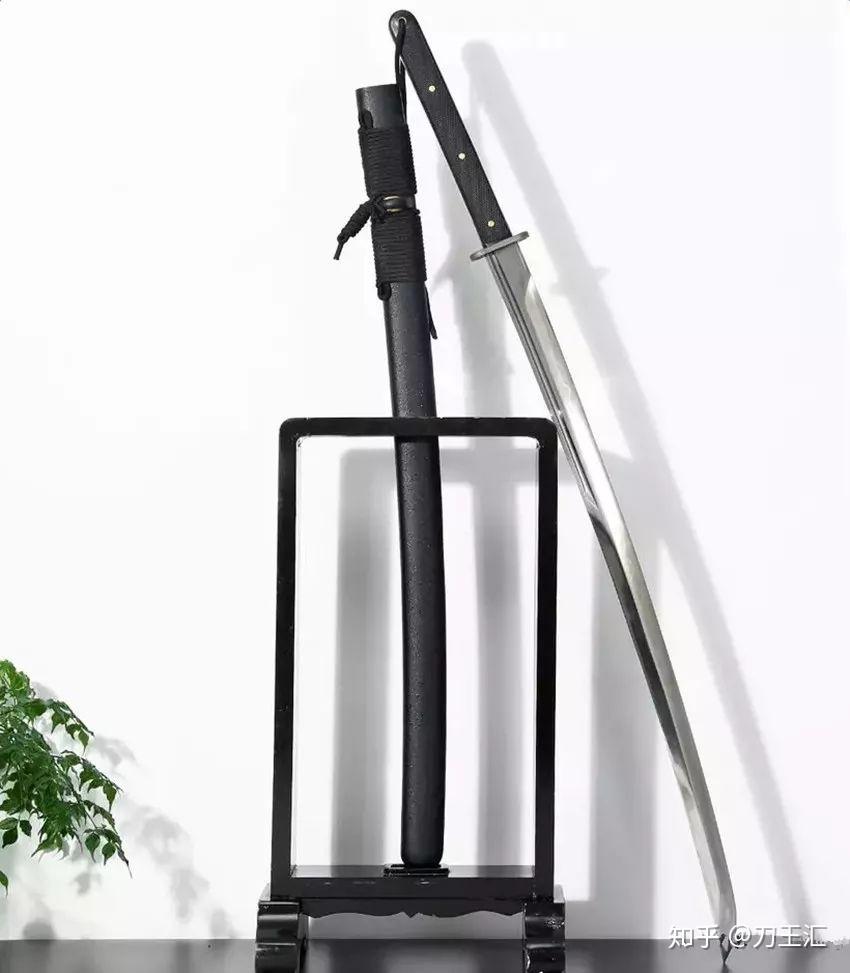 上",鬼丸武士刀,相对于其它的武士刀,是一款足够简洁的战术型武士刀