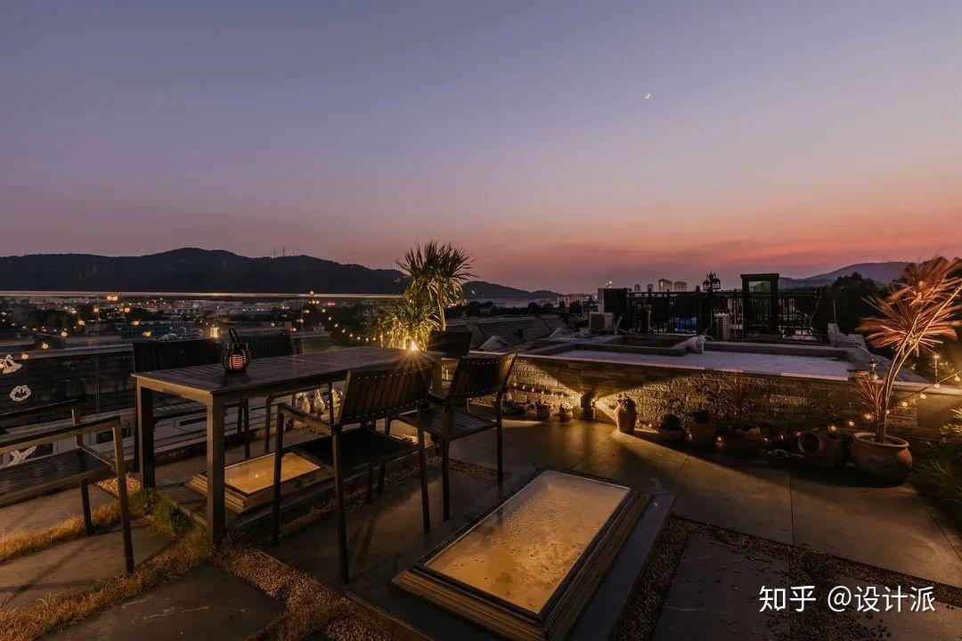 可以看到周围的山林,还有周围拔地而起的农村别墅,夜晚的时候,灯光亮