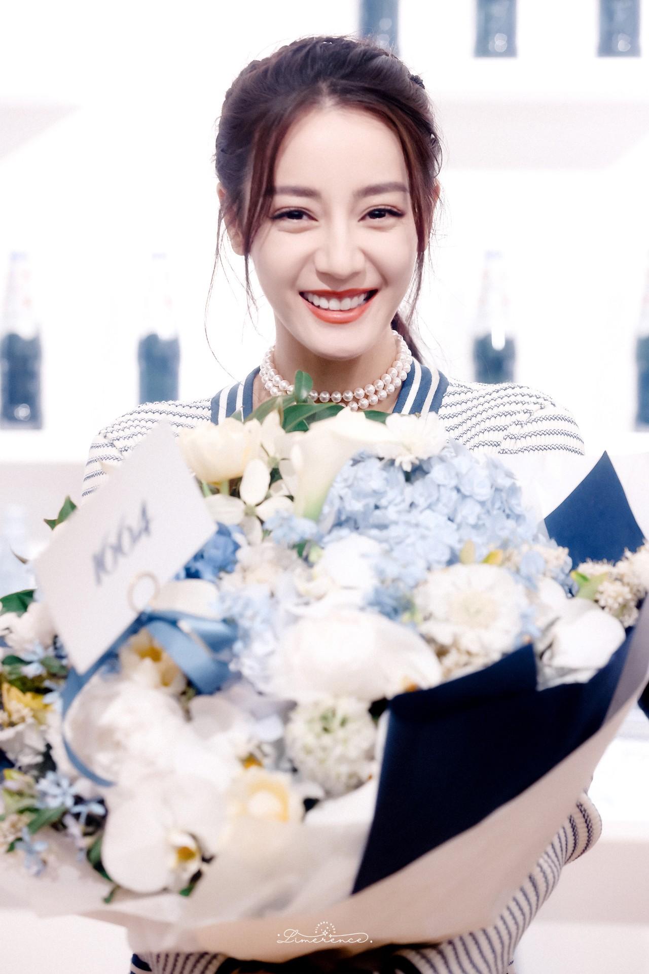 来自迪丽热巴粉丝的表白卡:你所在之处,是我不得不思念的天涯海角.