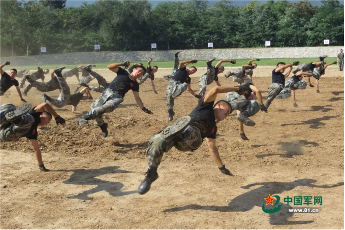 当军事训练遇上健身能暴瘦的徒手组合练习