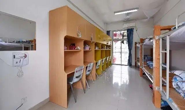 47梅林中学布局:8人/间,上下铺配置:有公共澡堂,有空调,宿舍有好有坏