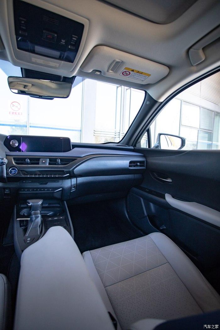 说回这台ux 260h,可能相比x1,q3,冒险家等车型,它不是空间最大的,内饰