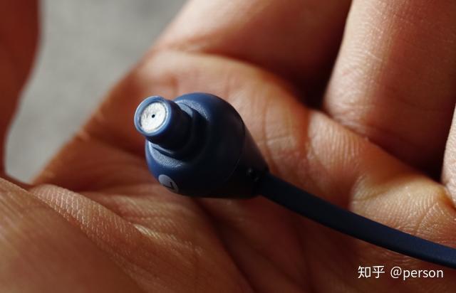 "滤网"部分.索尼在耳塞的造型设计上一直与众不同.