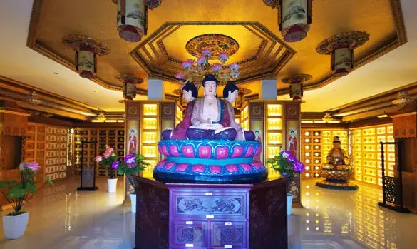 节地型的公共墓园福寿陵园与黄龙溪古镇相傍,距成都市仅30余公里,陵园