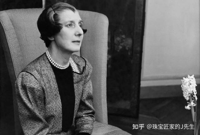 1933年,珍妮·杜桑升任卡地亚高级珠宝总监,1935年,卡地亚推出首枚