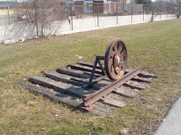 加拿大公园路边陈列的铁轨枕木和火车轮,在绿茵场上彰显工业文化.