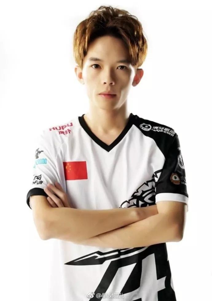 4am夏天这个吃鸡主播人称电竞吴彦祖其实却是