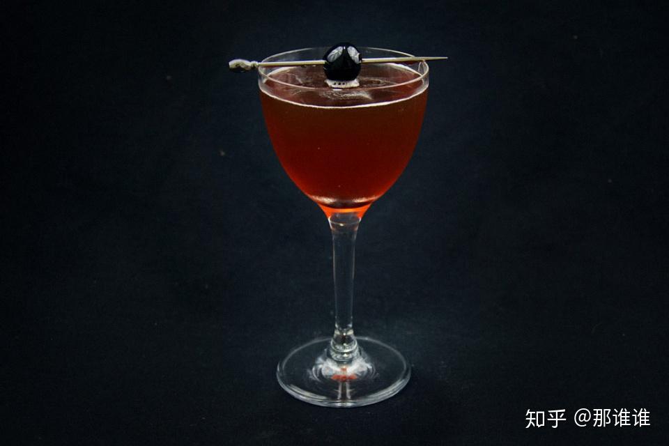 曼哈顿把苦艾酒,杜松子酒和冰块放入玻璃杯中轻轻搅匀,注意不要搅