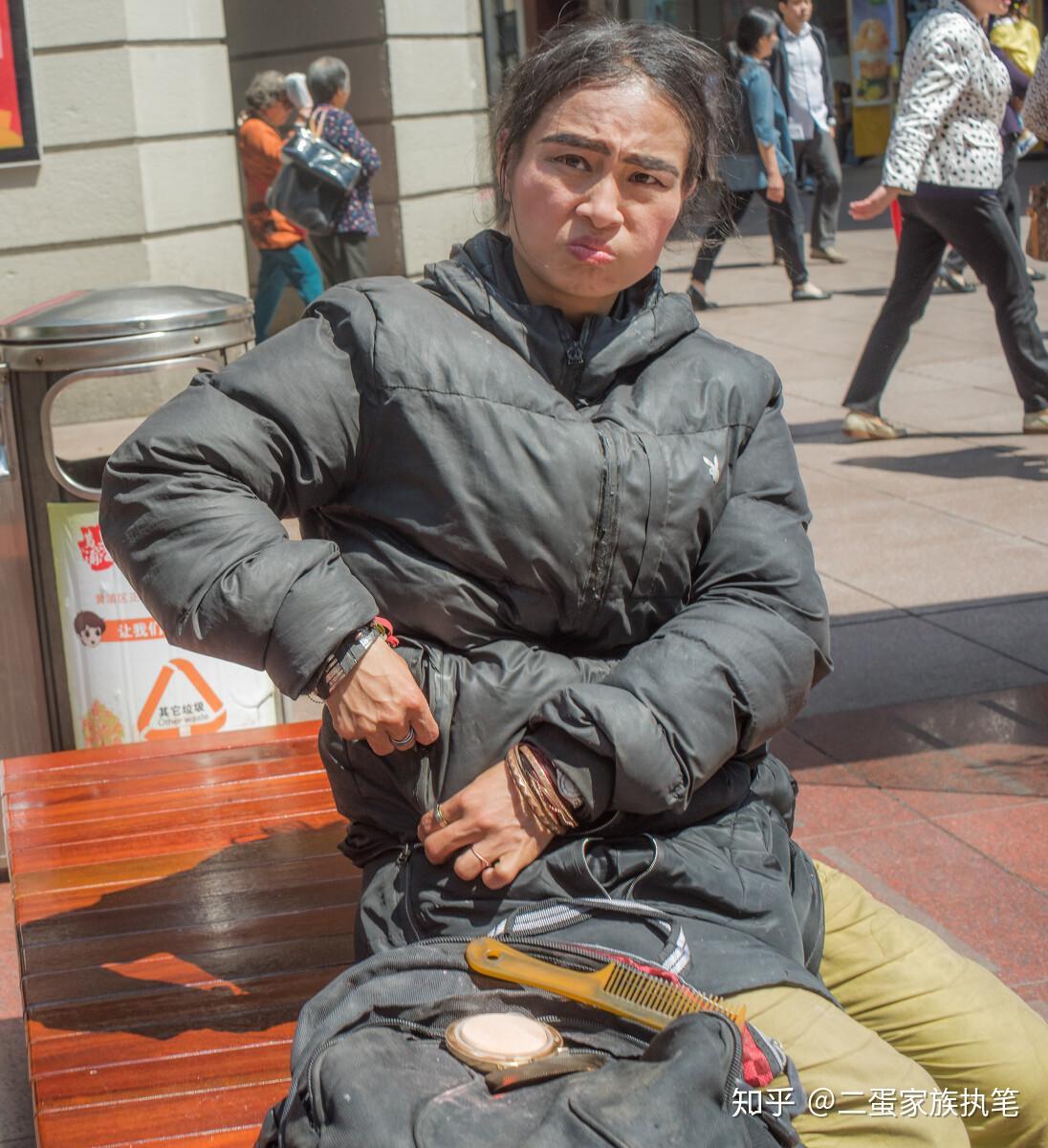 广东美女身穿短裤短袖流落街头知情人却表示她活该别理她