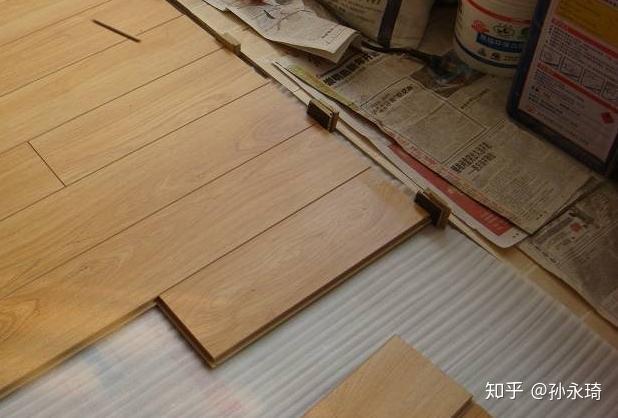 终于要装木地板了,底下一定要铺这个东西才会让地板铺的更好 - 知乎