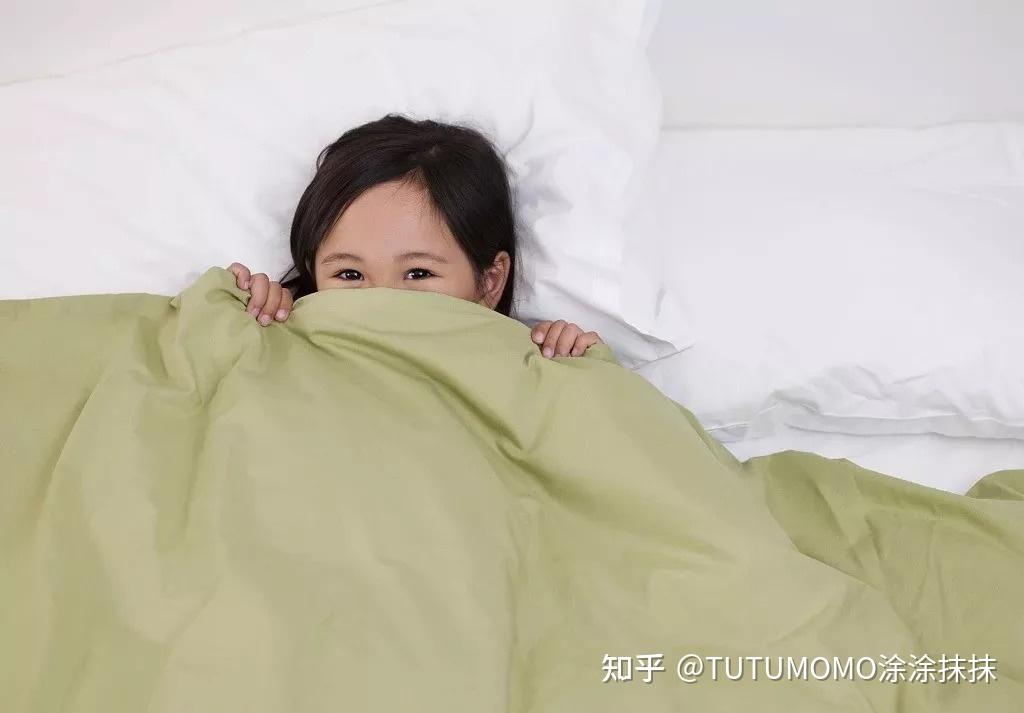 睡觉时穿着不易吸收汗水的衣服,就会感到不舒服,从而导致翻身和踢被子