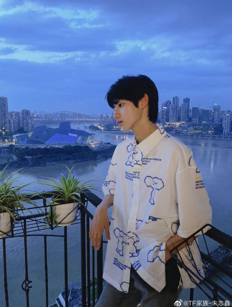 重庆七中的校草朱志鑫长得多好看