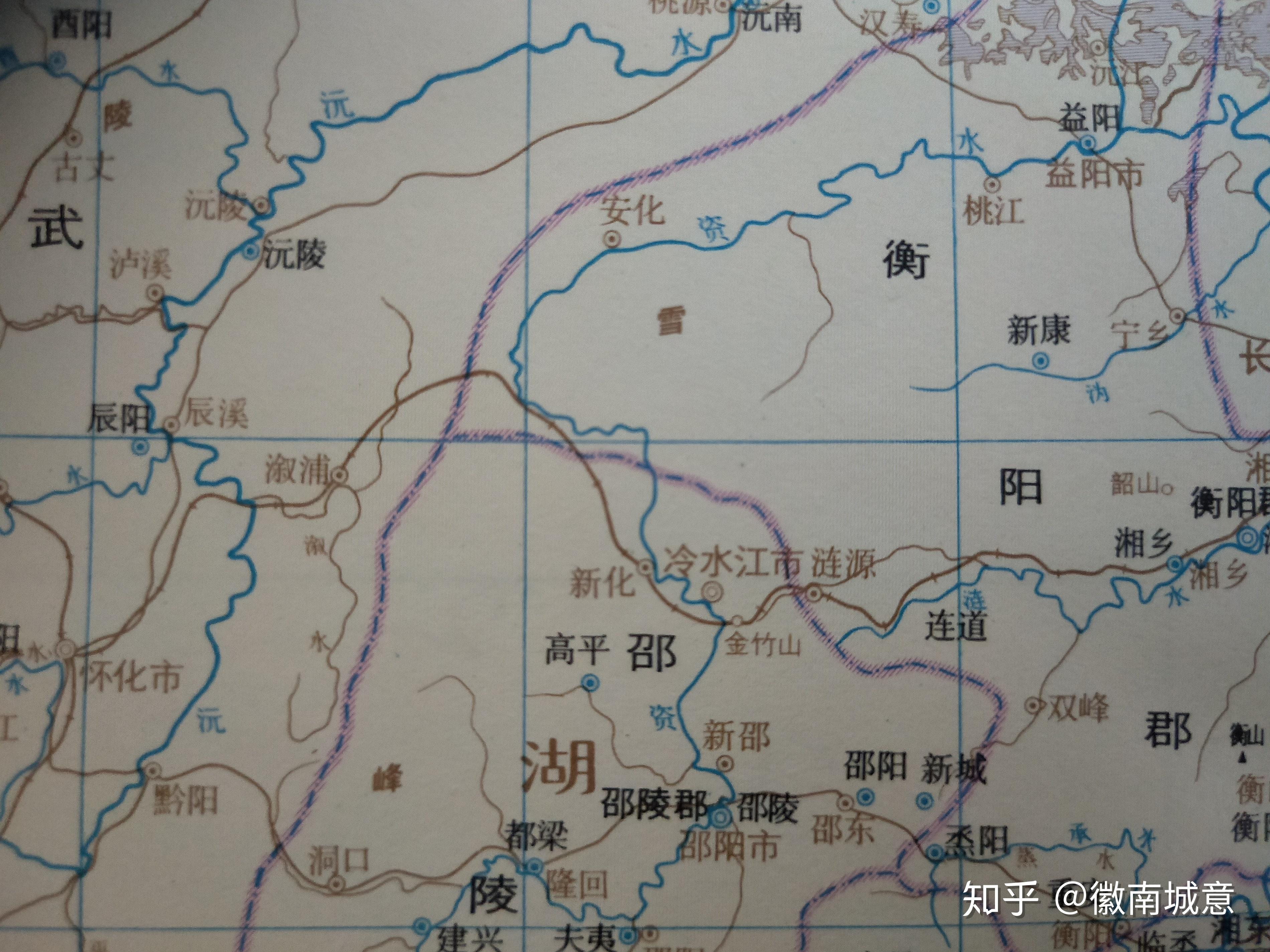 三国时,娄底属吴国荆州零陵郡与衡阳郡.东汉时,娄底属荆州长沙郡.