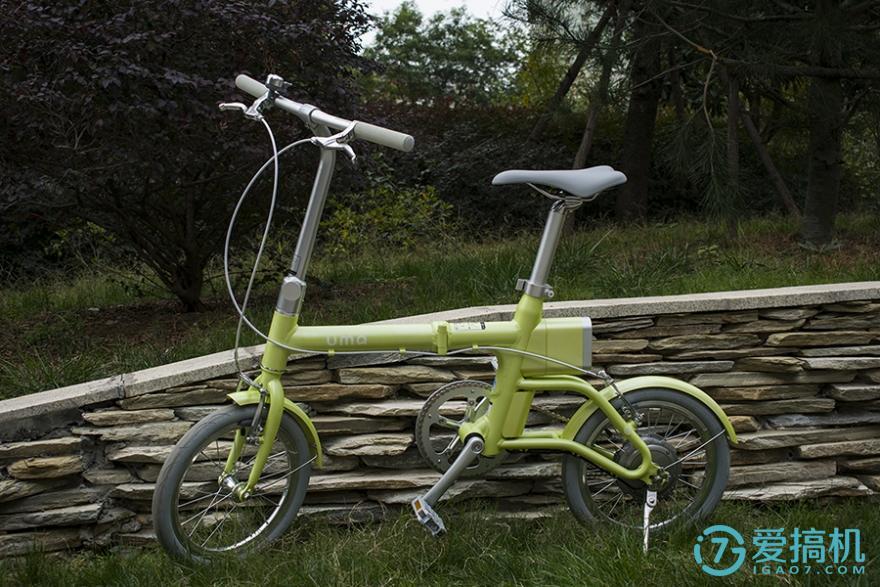 云马mini滚动在马路上的动感单车