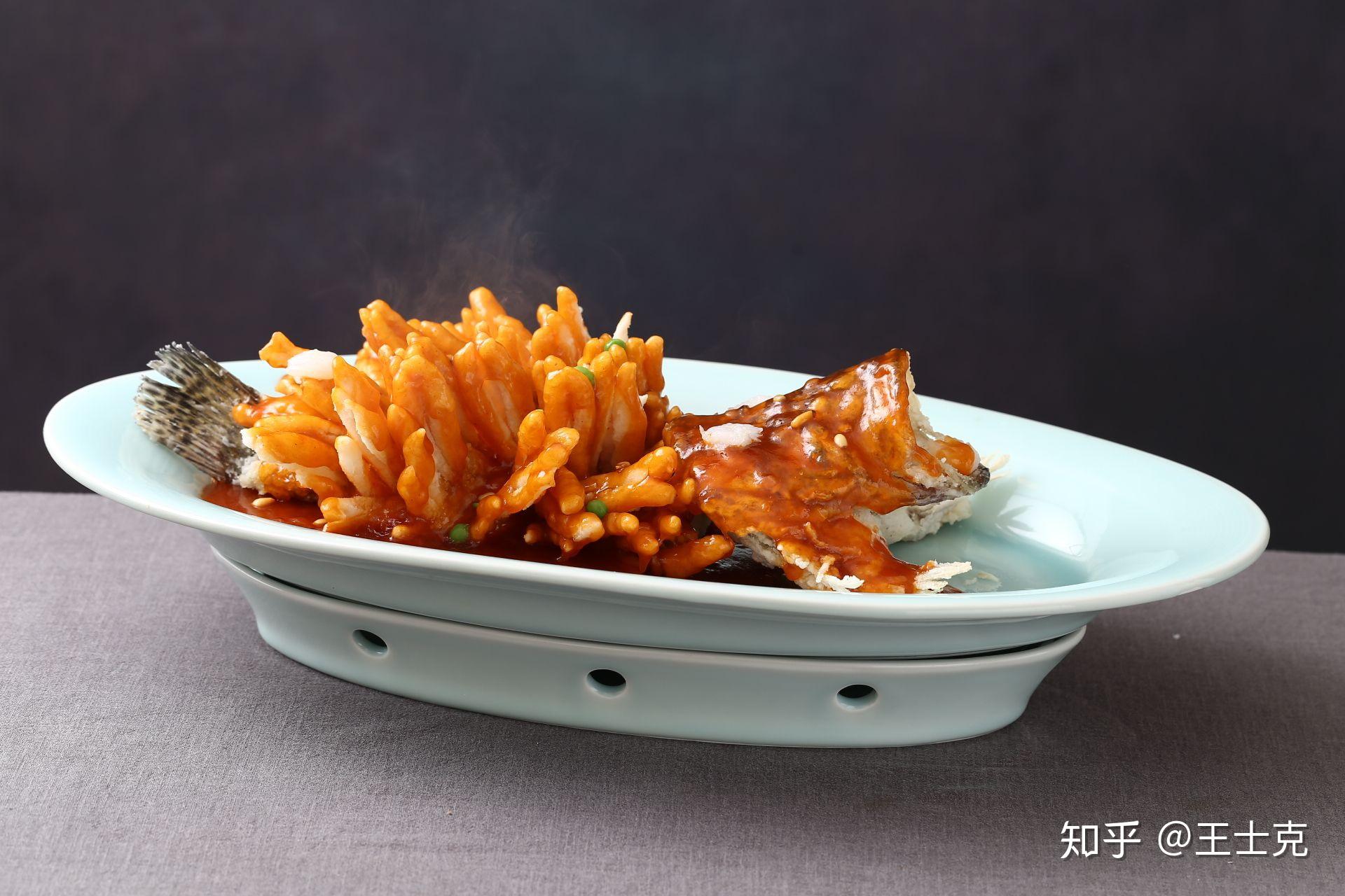 一幅江南水乡的淡墨山水,四周墙壁上也描绘这风荷,蒹葭,尽显苏杭韵味