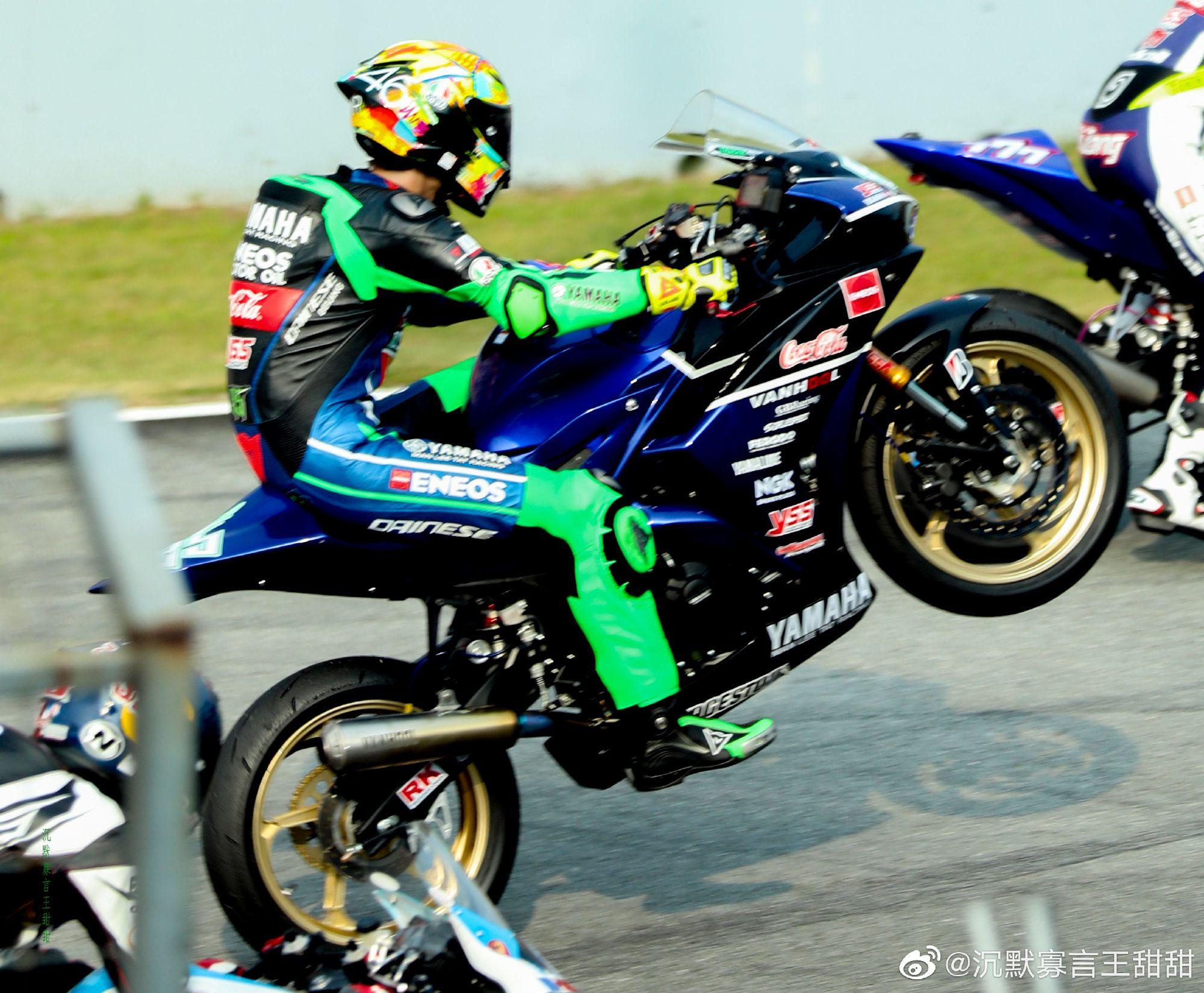 集美们能不能给我发一些王一博摩托比赛的照片