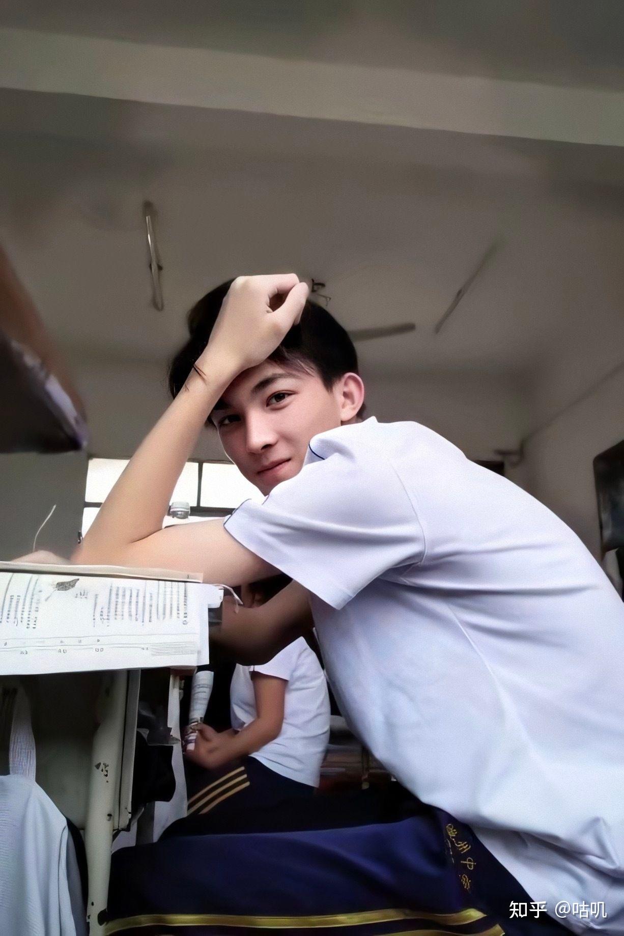 鄱阳一中校草王轶俊有没有人有他照片