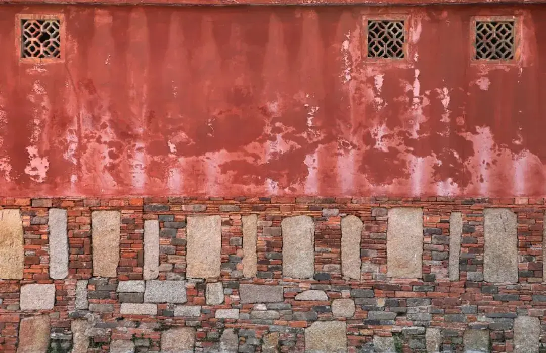 闽南宫庙以红,白色调为主,大块花岗岩与片状条砖穿插组合,被用来砌墙