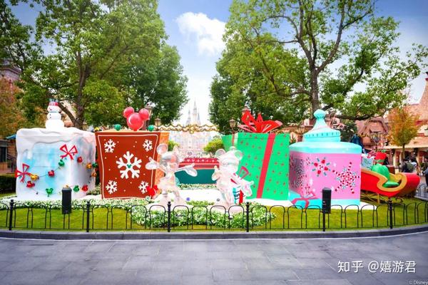 入口的四个巨型礼盒,每周会依次开启不同的"圣诞奇境".