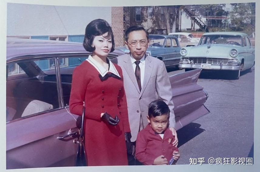 父亲bennet是位华人,在银行担任理财顾问克洛伊贝内特中文名汪可盈