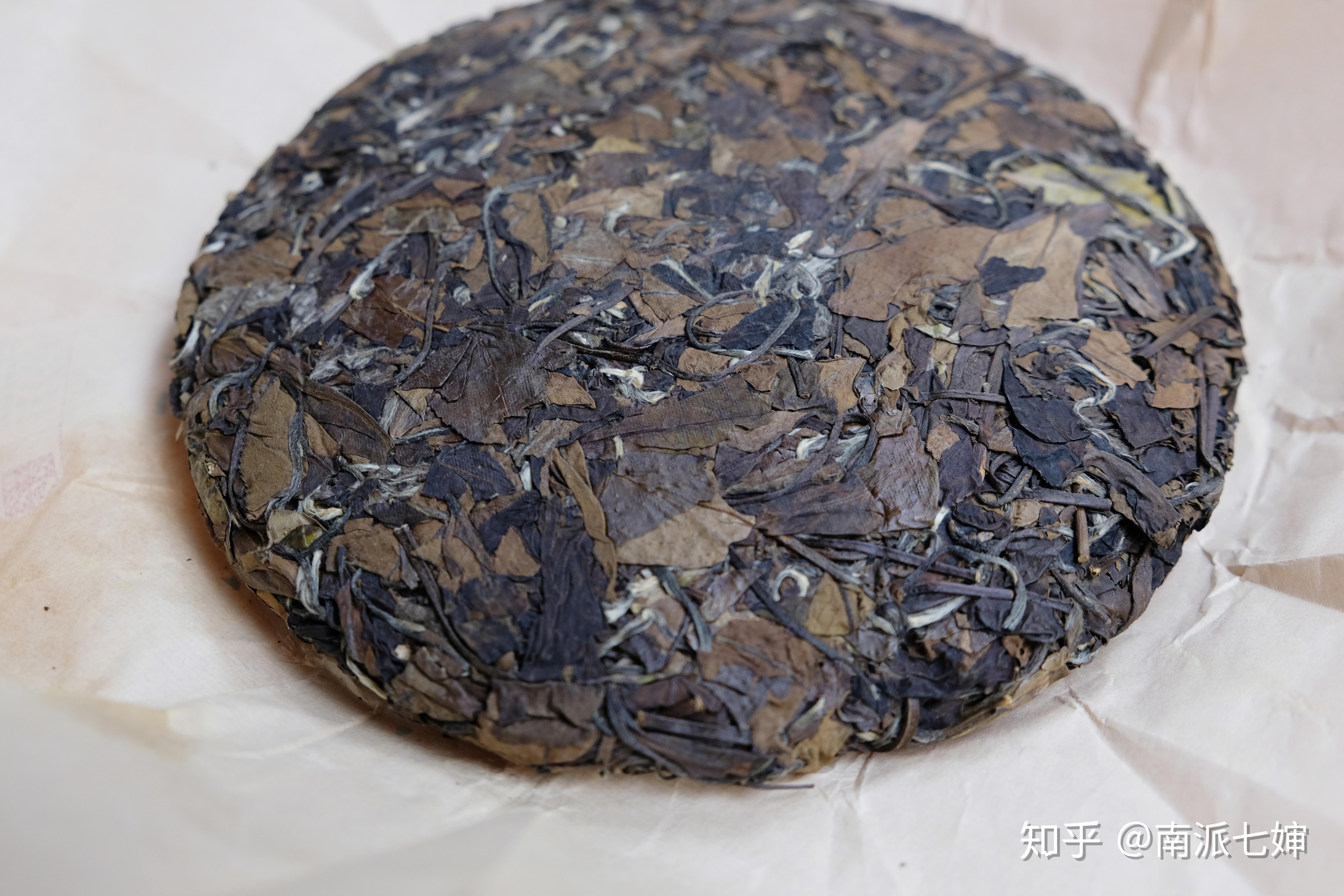 做旧老白茶通常颜色单一,发乌发黑,毫无光泽.