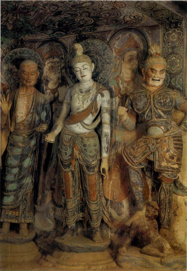 身躯魁伟,气势威武,身着铠甲,头部侧转,俯视下方,两眼怒视前方,叉腰