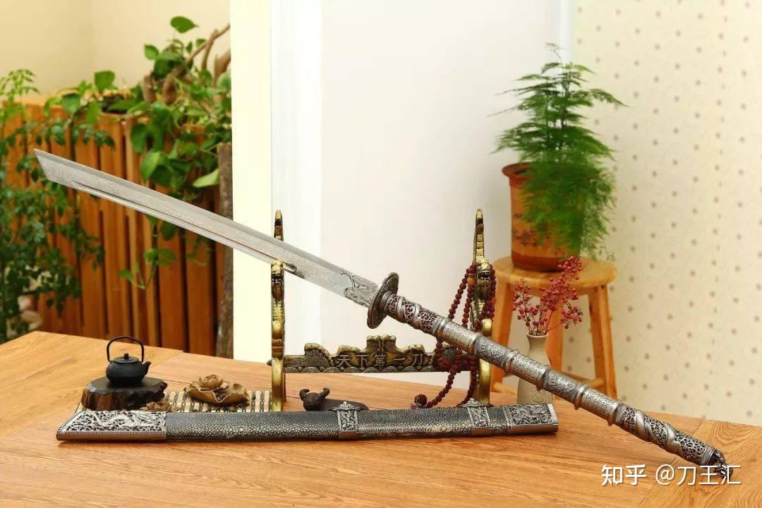 从古代的战场利刃到现在的杀伐利器传统刀剑和现代短刀你更喜欢哪种