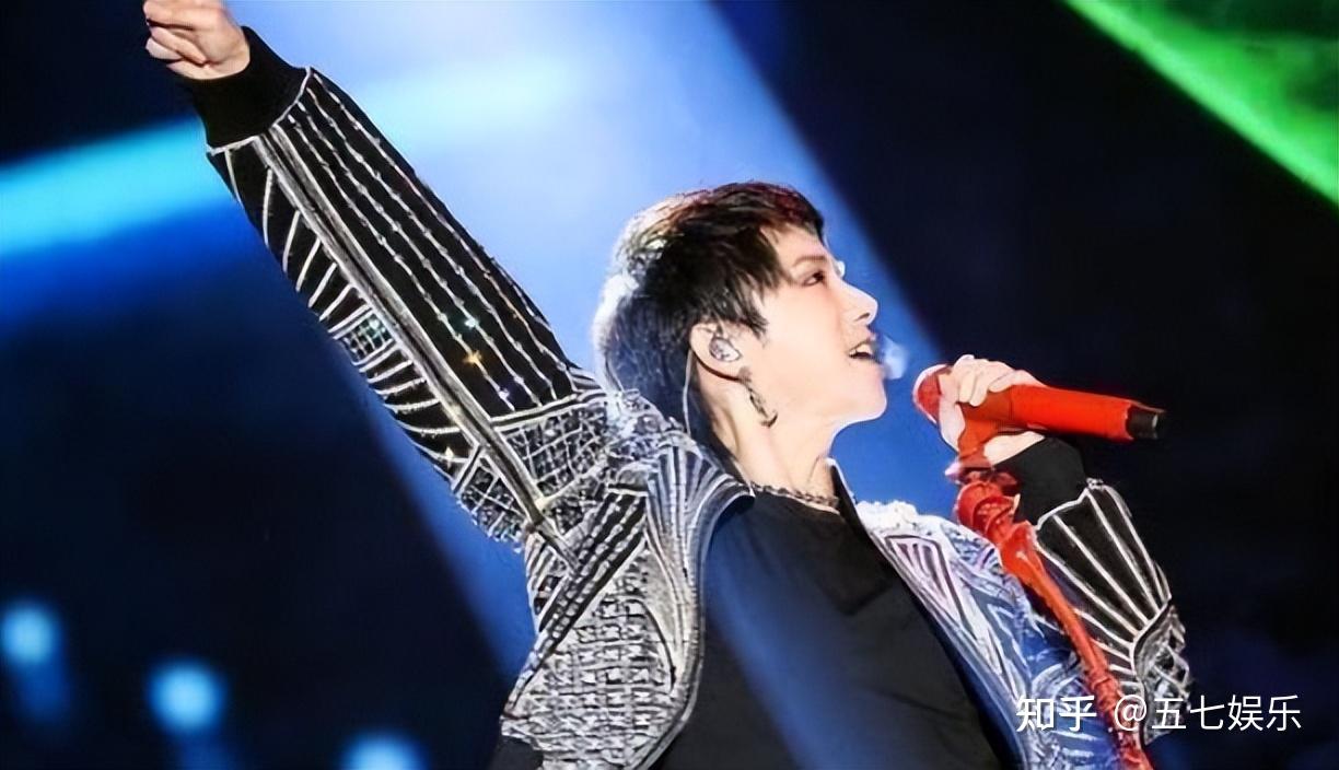 取而代之的是炫技,飙高音,最有意思的是,处理副歌部分时华晨宇险些