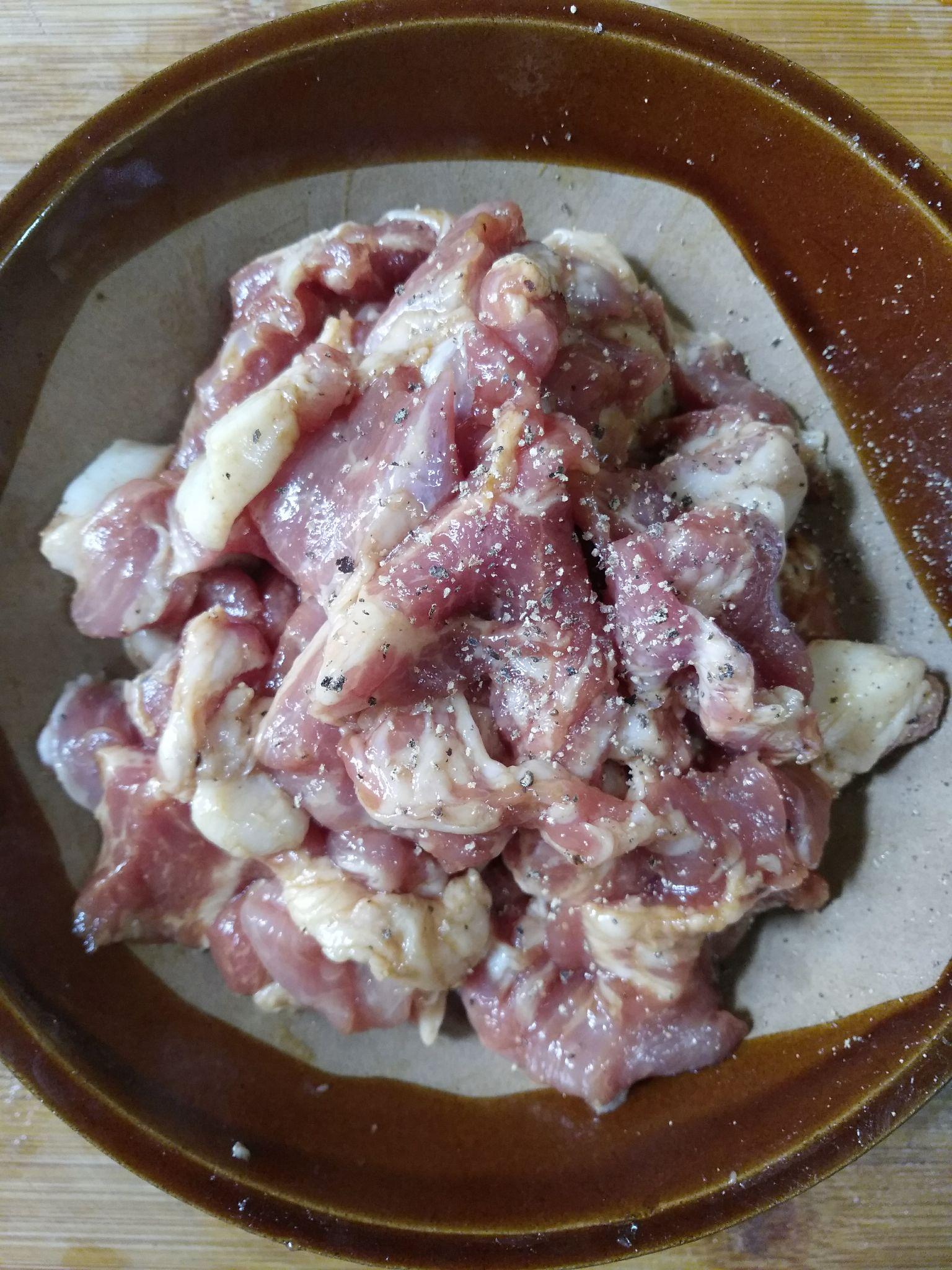 猪肉怎么挑选才干净 v2-cee0b930c3aebbf62795845eb8647c05_r.jpg