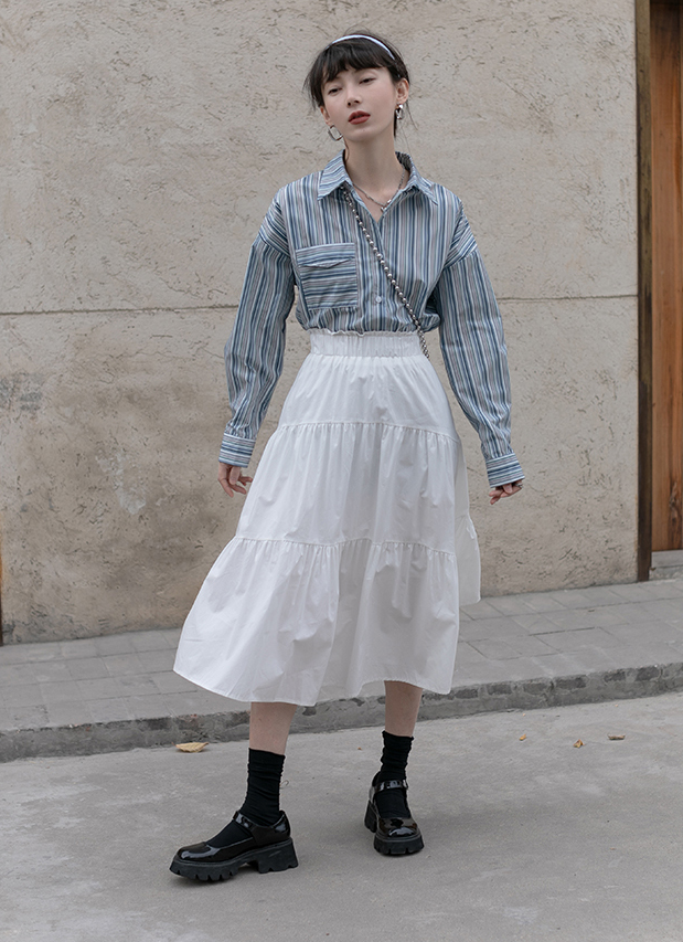 白色半身裙应该搭配什么上衣