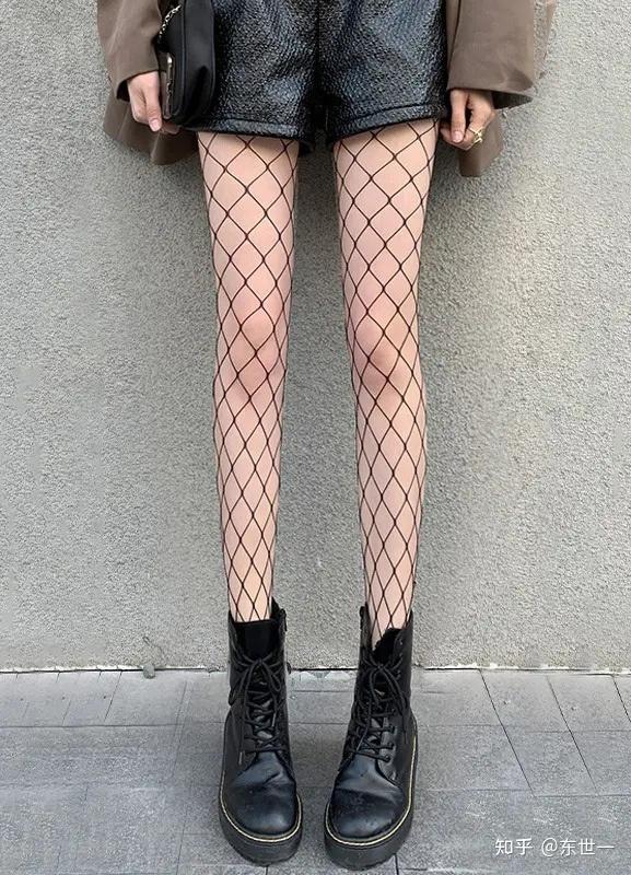 网袜可以配合配合裙子,牛仔短裤等等,也可以配合彩色的丝网一起穿.