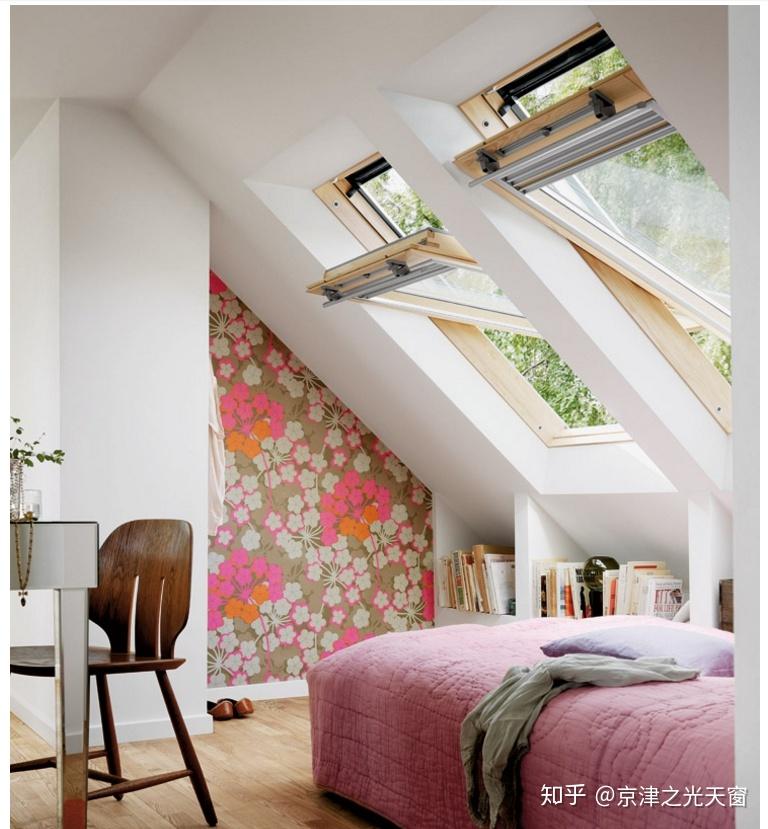 为什么复式阁楼斜屋顶闷顶层要安装一个可开启的通风采光天窗
