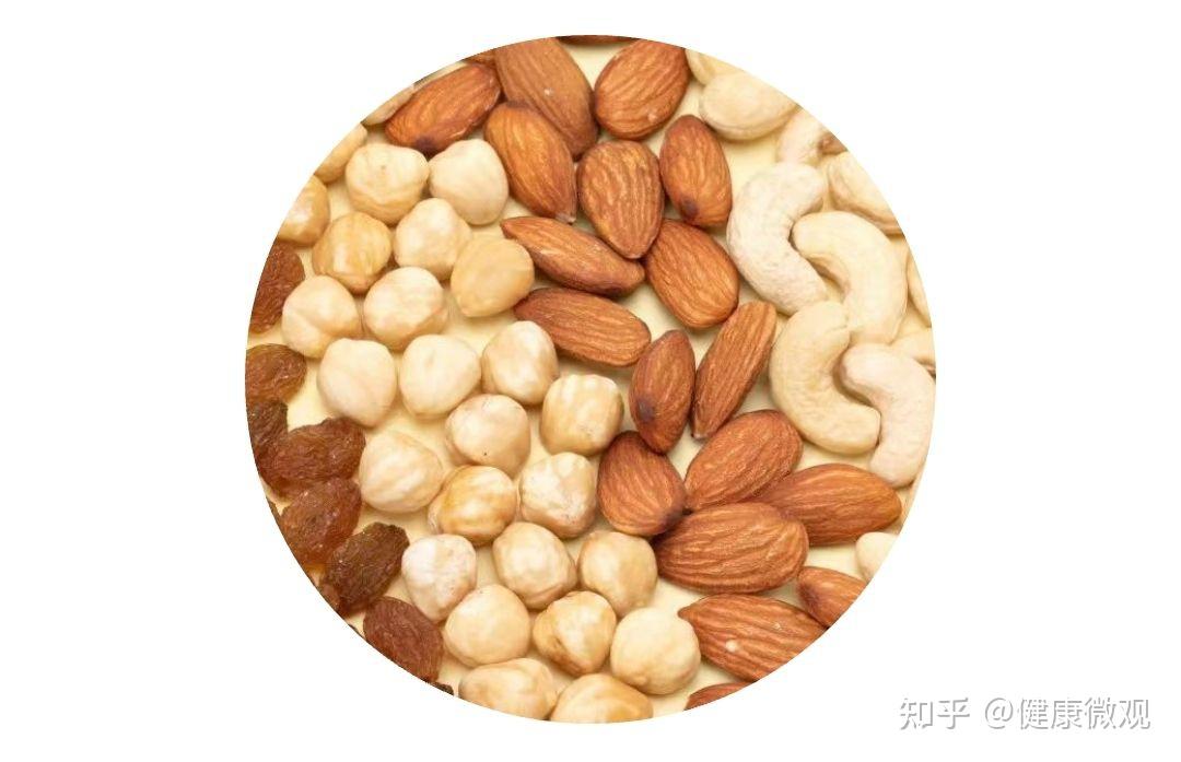 坚果富含欧米伽3不饱和脂肪酸,植物甾醇,维生素e,能降低胆固醇,预防