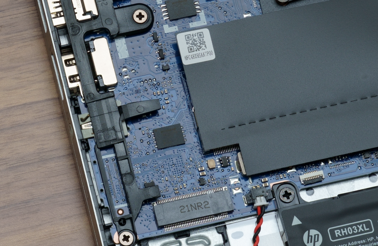 测试笔记本我都会拆机看一看里面的做工,今天我们就一起看一看惠普战