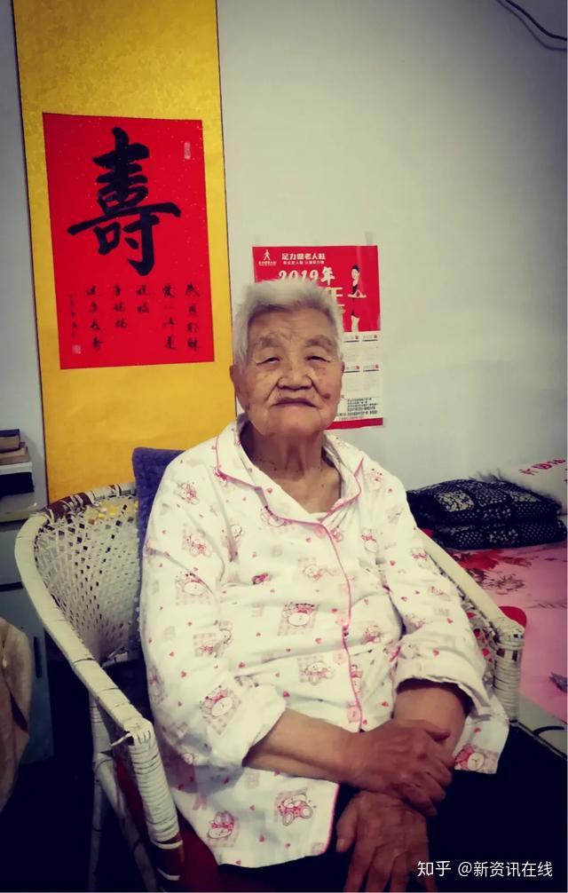 图:作者92岁母亲妈妈92岁的妈妈她依然还是那么知足她依然还是那么