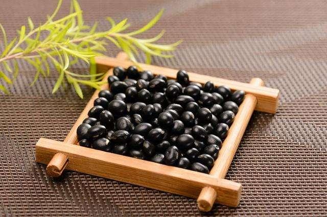 中医认为,黑豆性平味甘,归肾经,脾经,是饮食疗养佳品.