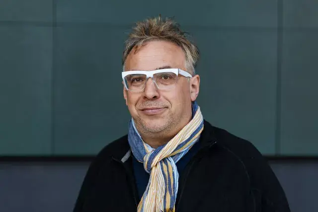 到了jordan wolfson的虚拟现实作品和jon kessler的机械动态雕塑旁边