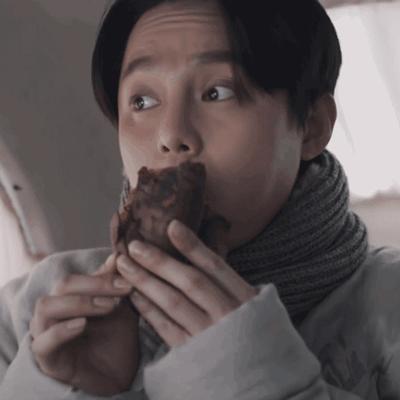 尹正吃东西的画面,很有带入感.