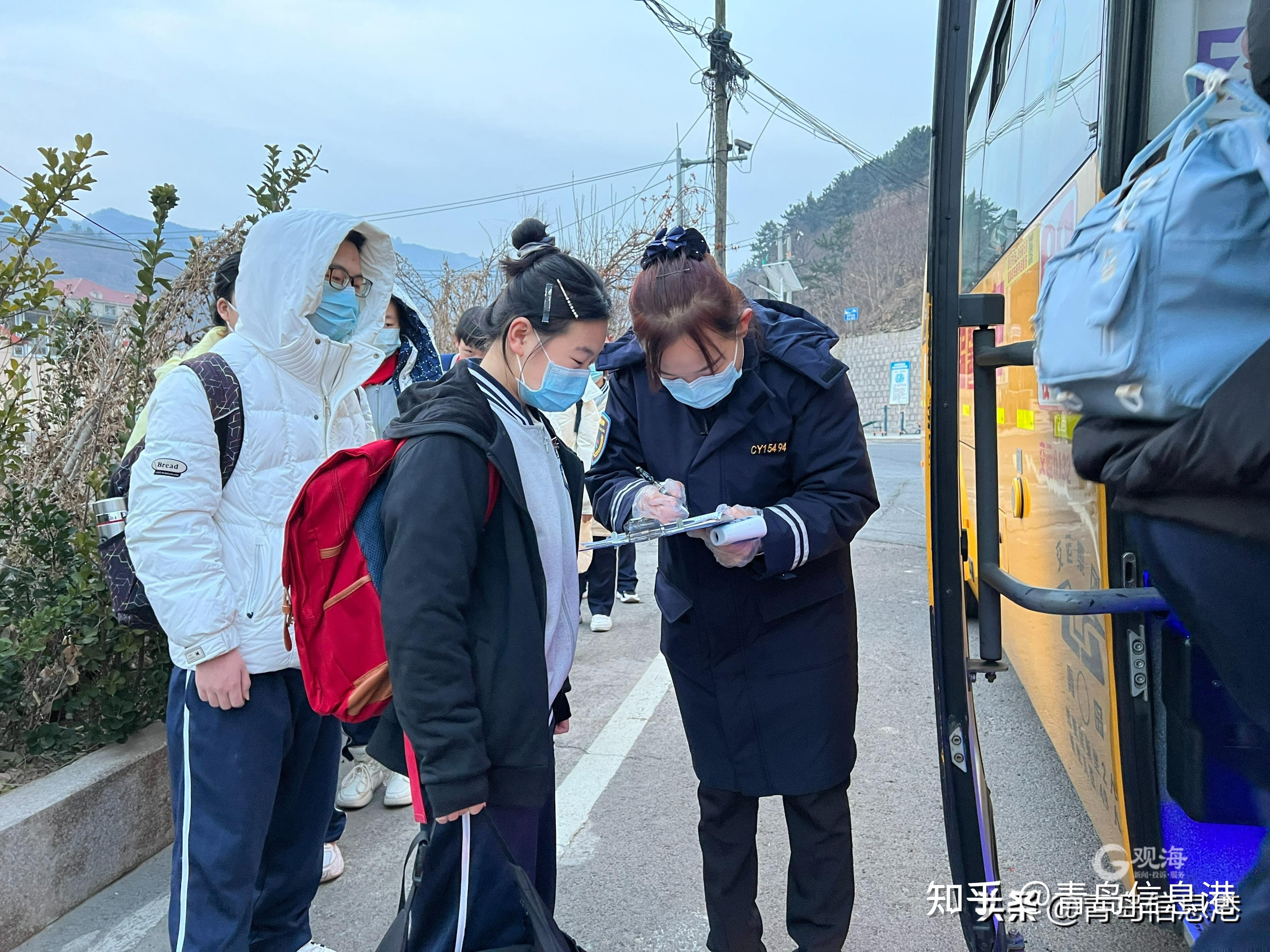 开学首日青岛近2000辆温馨校车运送125万名学子安全抵达学校
