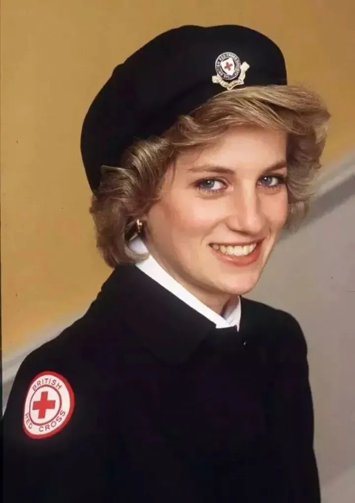 英国查尔斯王子确诊,为什么英国人却都在鼓掌叫好?