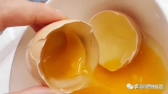 鸡蛋从外到内分别由蛋壳,气室,卵壳膜,蛋白,系带,蛋黄,胚等7个部分