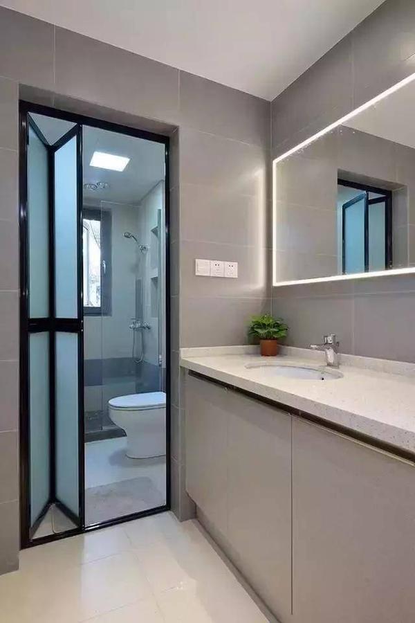 没钱装修只能刷大白墙,头一次见卫生间门这样装