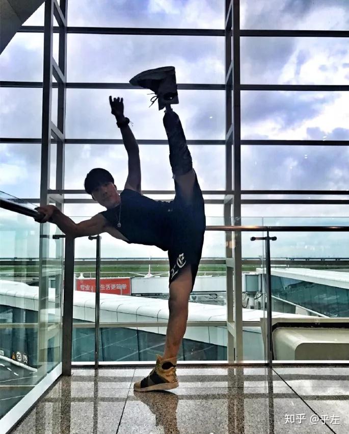 汶川十年独腿少年被金星特邀进修现代舞终成舞蹈剧主演