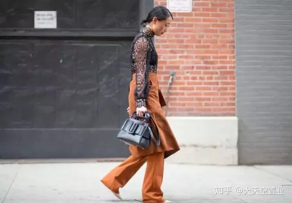 Margaret Zhang with the BOBBY 23 BOYY Bag  Street style bags, Boyy bag,  Street style