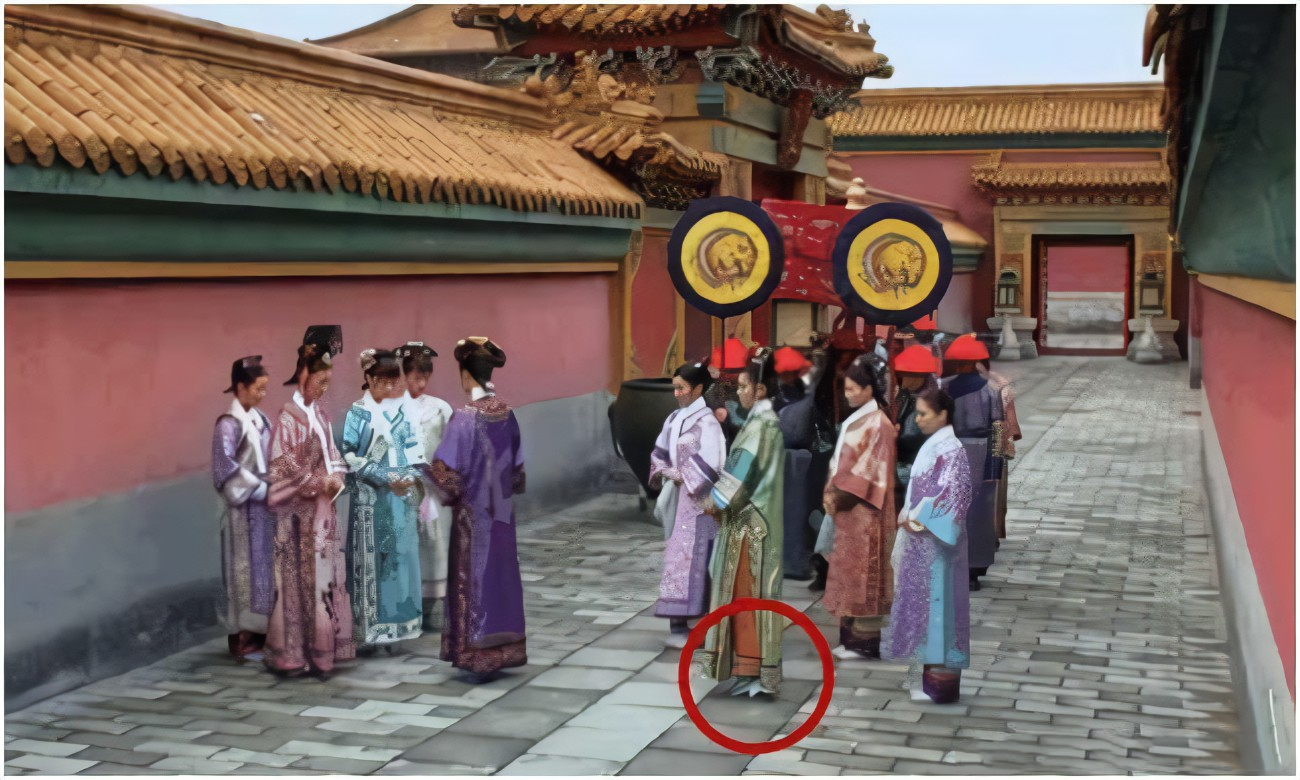 满族女子可不是类似"林黛玉"这样的柔弱女子,他们从小骑马经常穿这种