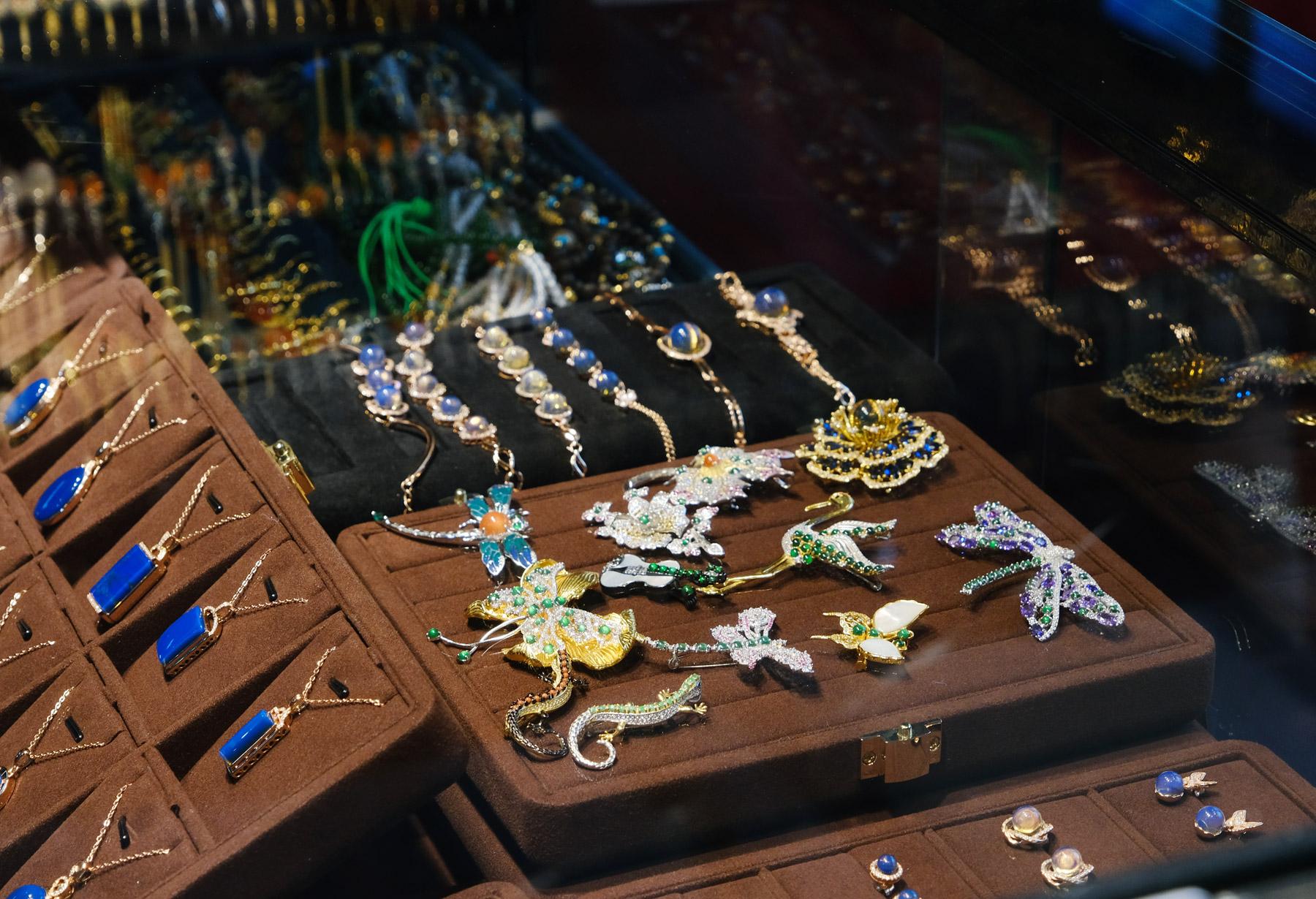 伟德bv1946官网-估价2600万元翡翠原石亮相中国国际珠宝展参展商