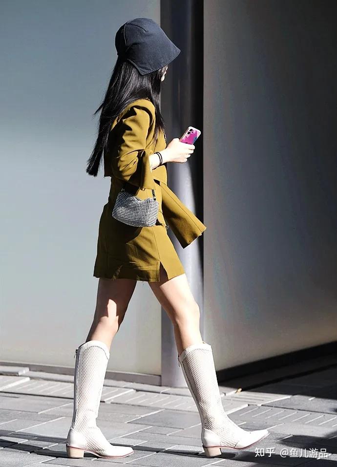 街拍时尚组图女生夏天穿高筒靴可以搭配出不同的风格和效果
