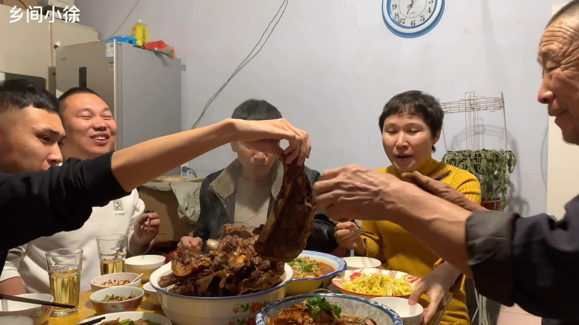 大闺女回家做了她最爱吃的一家人围坐桌旁有说有笑好开心