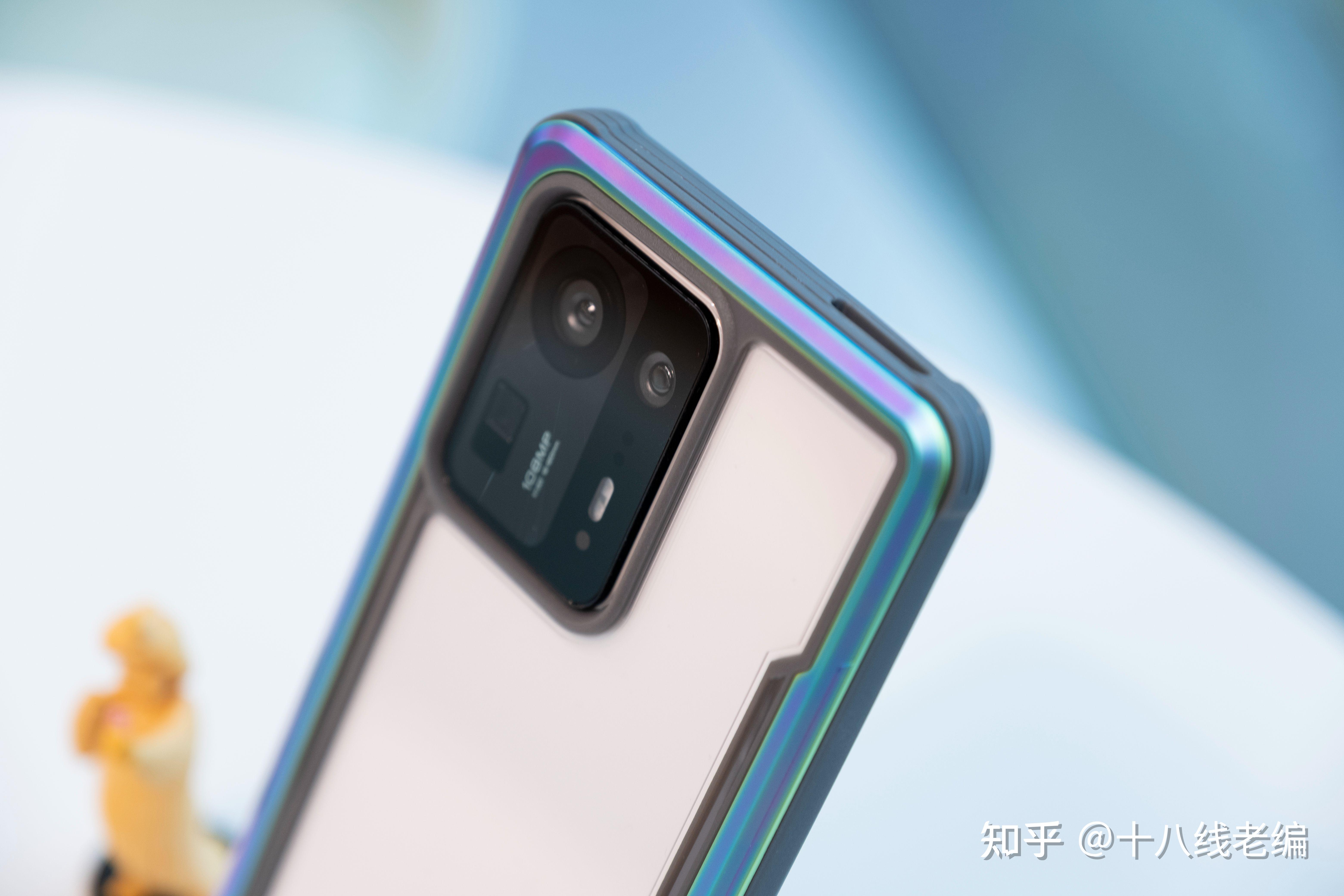 在屏幕和摄像头部位均作了凸起设计,框体高出屏幕1.