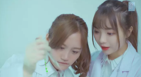 许杨玉琢的个人宣传片极具创意,搭档张昕,化身"化学超女子",研制出"